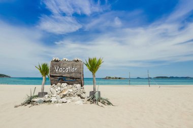 Sahilde ahşap işareti tatil metinler