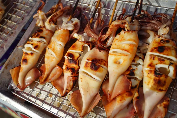 Кальмар на гриле на рынке морепродуктов — стоковое фото