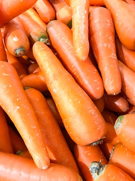 Menutup tumpukan wortel di pasar — Stok Foto