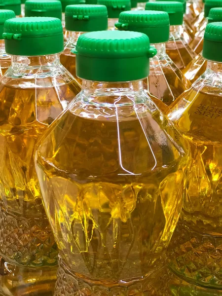 Закрытая куча пальмового масла в бутылках — стоковое фото