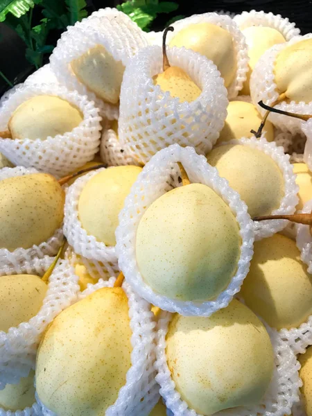 Закриті свіжі груші на ринку — стокове фото