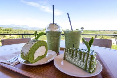 Matcha yeşil çay ile yeşil çay pasta rulo ve krep pasta