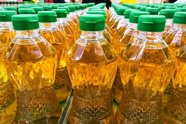 Geschlossener Haufen Palmöl in Flaschen — Stockfoto