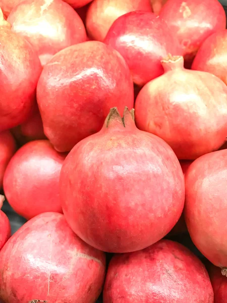 Empilement fermé de grenades sur le marché — Photo