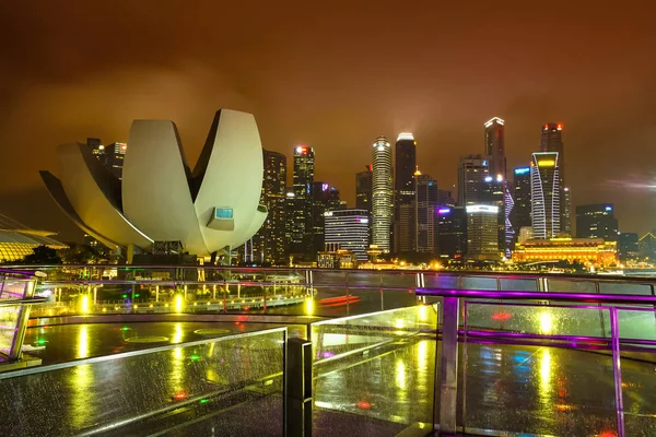 ArtScience Museum y edificios comerciales en Singapur . — Foto de Stock