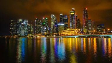 Ticari binalar sahnede defne açık peyzaj