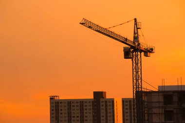 gün batımı zemin üzerine siluet vinç