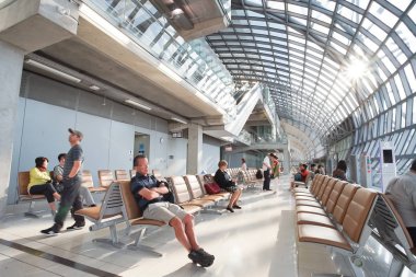 Seyahat etmek, Suvarnab terminalde bekleyen yolcular uçuş