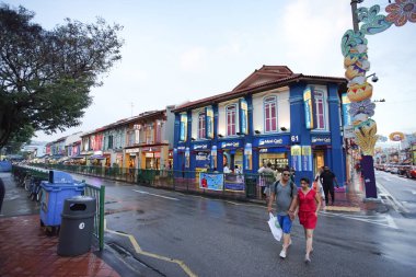 Trafik koşulları şehirde Little India, Singapur.