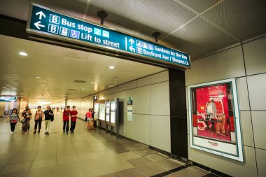 Singapur Mrt istasyonu geçit üzerinde yürüyen insanlar