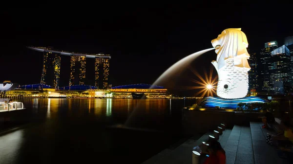 Gyönyörű táj, a Marina-öböl, a Merlion és a Marina Bay Sands. — Stock Fotó