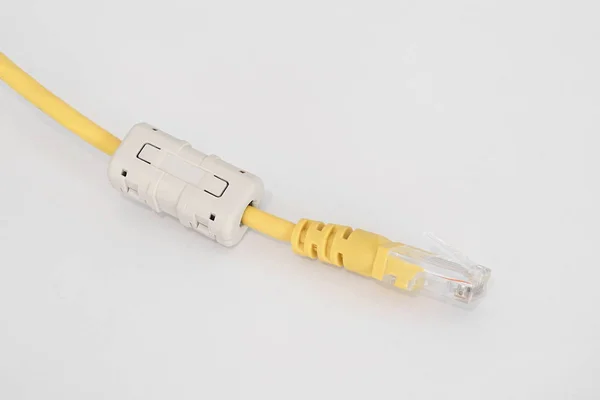 Câble LAN avec ferrite ou filtre de serrage — Photo