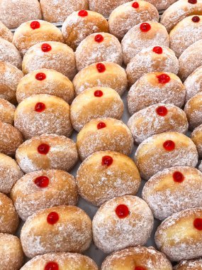 Çilek reçeli dolu çörek kadar kapalı