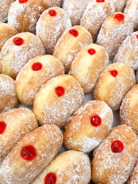 Çilek reçeli dolu çörek kadar kapalı