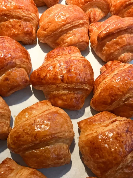 Frissen sült croissant-t tartalmaz az élelmiszer boltban — Stock Fotó