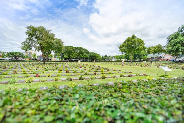 Kanchanaburi War Cemetery in Kanchanaburi, Thailand (Graveyard) — Stock Photo, Image
