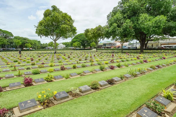 Kanchanaburi War Cemetery in Kanchanaburi, Thailand (Graveyard) — Stock Photo, Image