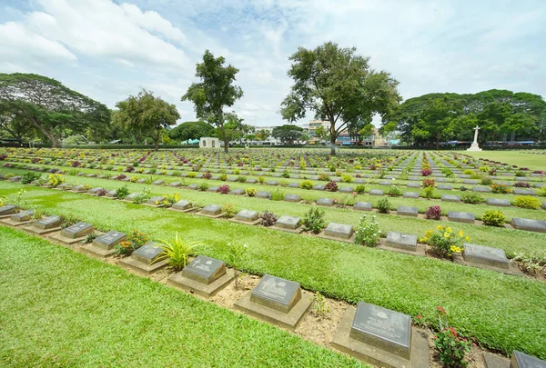 Kanchanaburi War Cemetery in Kanchanaburi, Thailand (Graveyard) — Stock Photo, Image