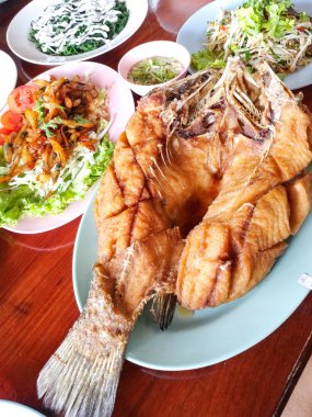 Barramundi veya beyaz levrek veya balığı derin yağda kızartılmış