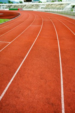 Stadyumda kırmızı koşu parkuru