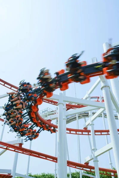 Engraçado com Roller Coaster no parque de diversões — Fotografia de Stock