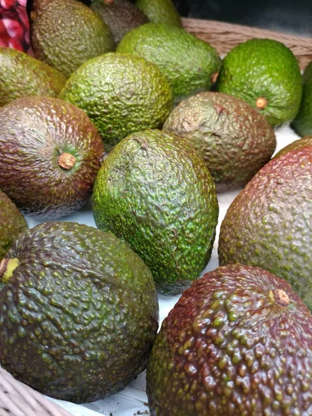 Fermeture Des Fruits Frais Avocat Sur Marché Alimentaire — Photo