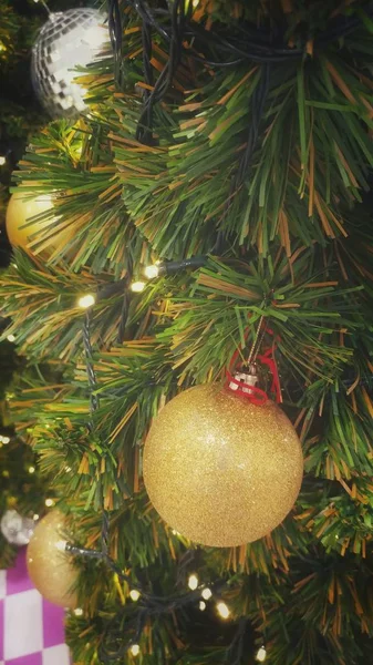 Dekorerad julgran för vinter säsongen fest — Stockfoto