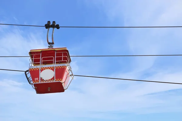 Carro de cabo com fundo céu azul — Fotografia de Stock