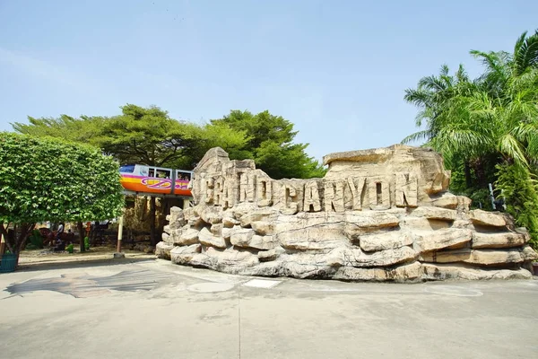 Vista interior do parque divertido chamado Dream World em Pathum Thani, T — Fotografia de Stock