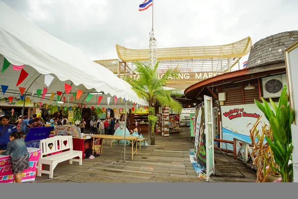 Pattaya schwimmender Markt ist beliebtes Reiseziel in Pattaya — Stockfoto