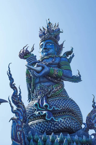 Escultura muy hermosa en el Wat Rong Sua Ten o Rong Sua Ten — Foto de Stock