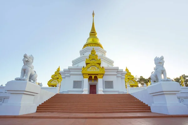 Schöne Pagode im wat phra thad santidham Tempel. — Stockfoto