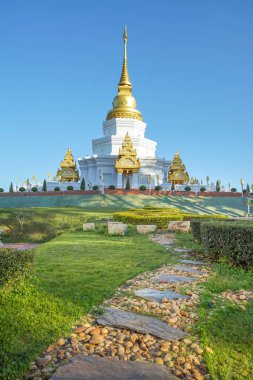 Wat Phra Thad Santidham tapınağında güzel pagoda.