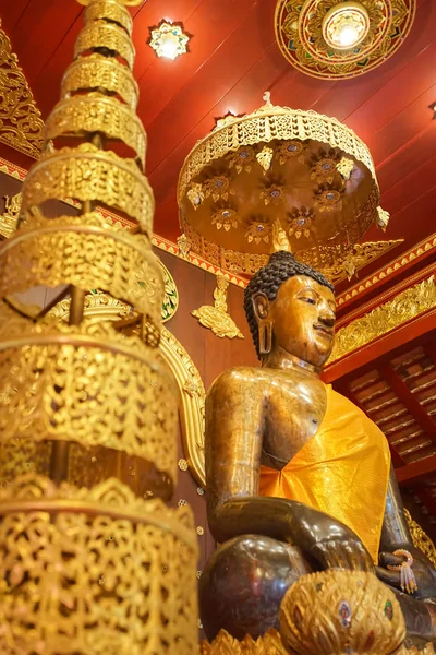 Inside view of The chapel and the Bhudda image in Wat Phra Kaew — Stock Photo, Image