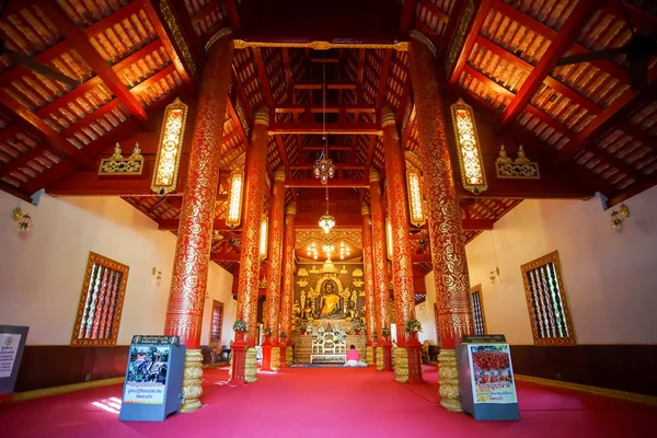 Vista interior de la capilla y la imagen de Bhudda en Wat Phra Kaew — Foto de Stock