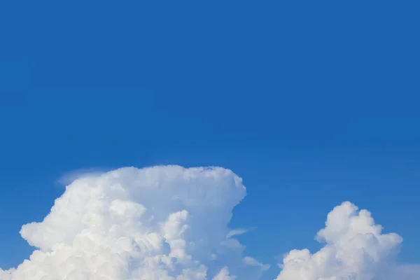 Grande nuvem belows o céu azul claro — Fotografia de Stock