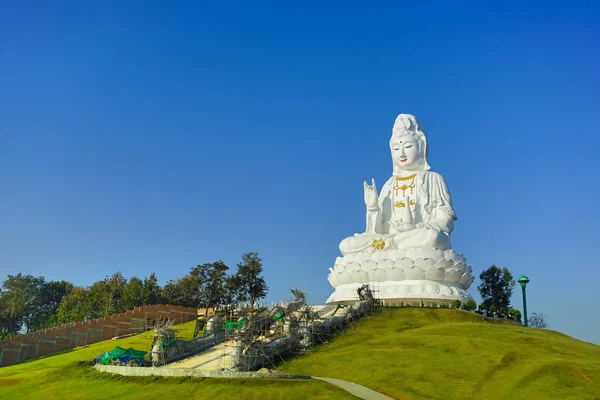 Bódhisattva Guan Yin socha v chrámu Wat Huay kang pla Stock Snímky