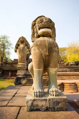 Aslanı ya da Prasat Hin Phimai Singha ve Naga kumtaşı heykeli