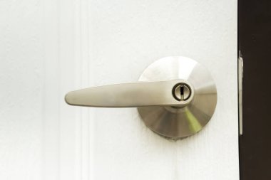 Kapı kolu, lütfen kapıyı kilitle.