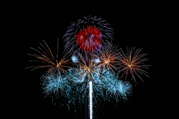 Fireworks light up in the night sky, dazzling scene. — Stock Photo, Image