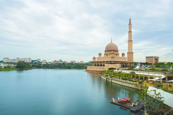 La famosa Mezquita Putra en Kuala Lumpur, Malasia . — Foto de Stock