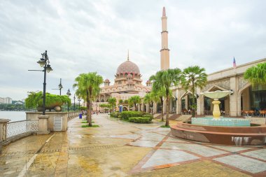 Putra Camii Kuala Lumpur 'daki ünlü Pembe Cami..