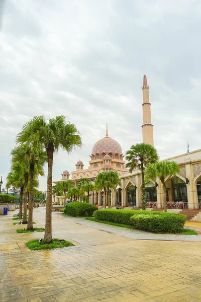 Mezquita Putra la famosa Mezquita Rosa de Kuala Lumpur . — Foto de Stock