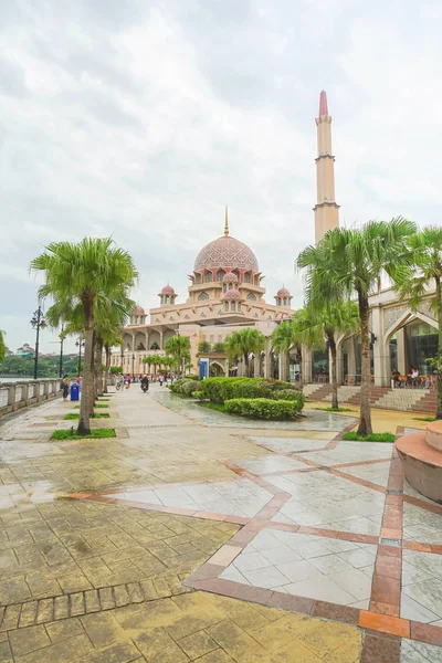 Putra Mosque the famous Pink Mosque in Kuala Lumpur. — Stock Photo, Image