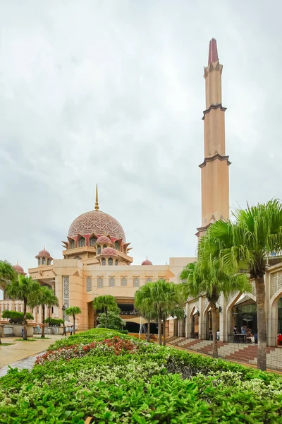 Mezquita Putra la famosa Mezquita Rosa de Kuala Lumpur . — Foto de Stock