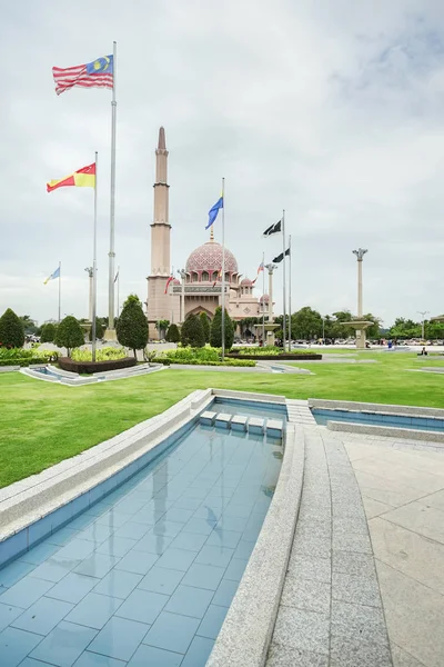 Mezquita Putra la famosa Mezquita Rosa de Kuala Lumpur . — Foto de Stock