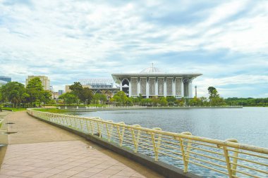 Demir Cami 'nin adı Mescid Tuanku Mizan Zainal Abidin.