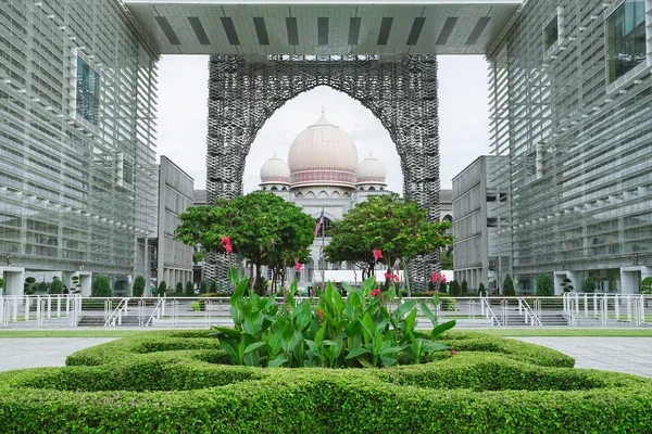 Justitiepalatset Istana Kehakiman-byggnaden, Putrajaya, Malaysia — Stockfoto