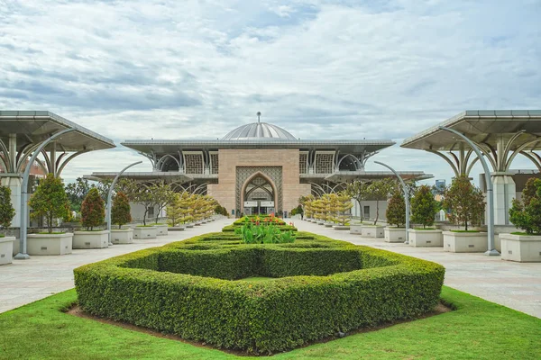 Mezquita de Hierro llamada Masjid Tuanku Mizan Zainal Abidin . — Foto de Stock