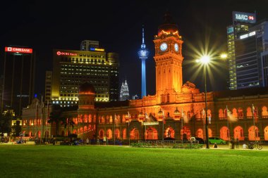 Sultan Abdul Samad Kuala Lumpur kulesi ve Petronas ile birlikte bina.